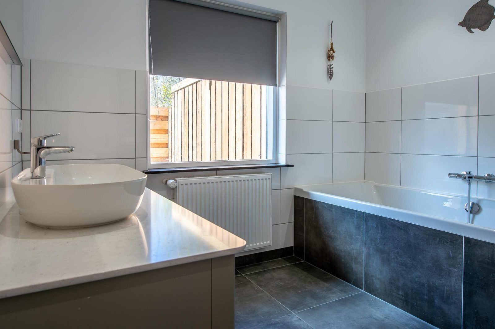 Stilvolles Badezimmer mit Badewanne und Dusche in VZ1164 Grosse freistehende Villa in Kamperland.