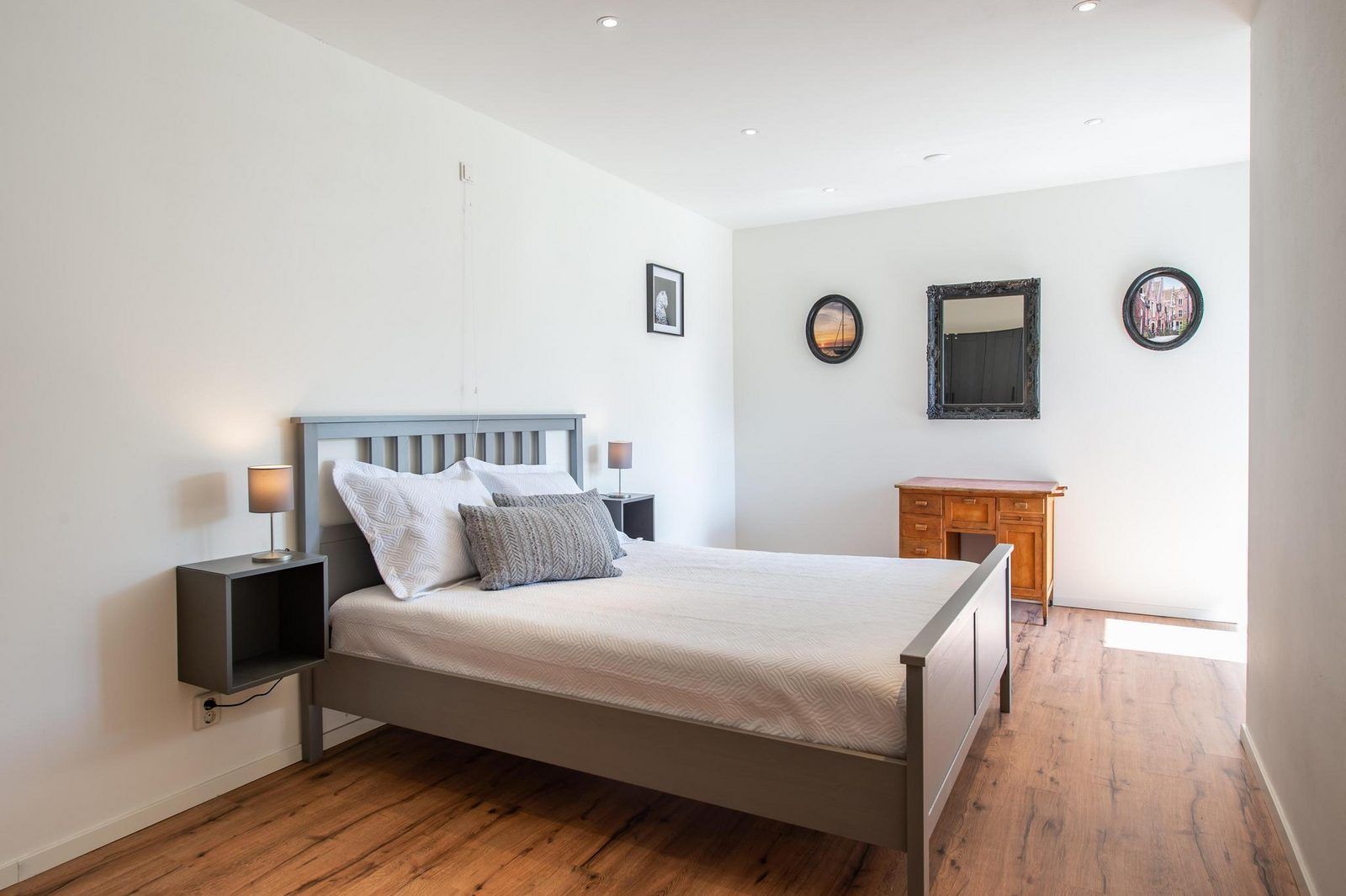 Schlafzimmer mit Schreibtisch und dekorativem Spiegel in VZ1164 Grosse freistehende Villa in Kamperland.