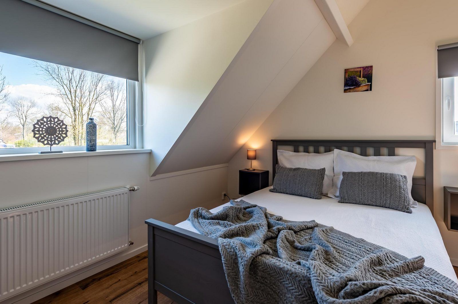 Gemuetliches Schlafzimmer unter einer schraegen Wand in VZ1164 Grosse freistehende Villa in Kamperland.