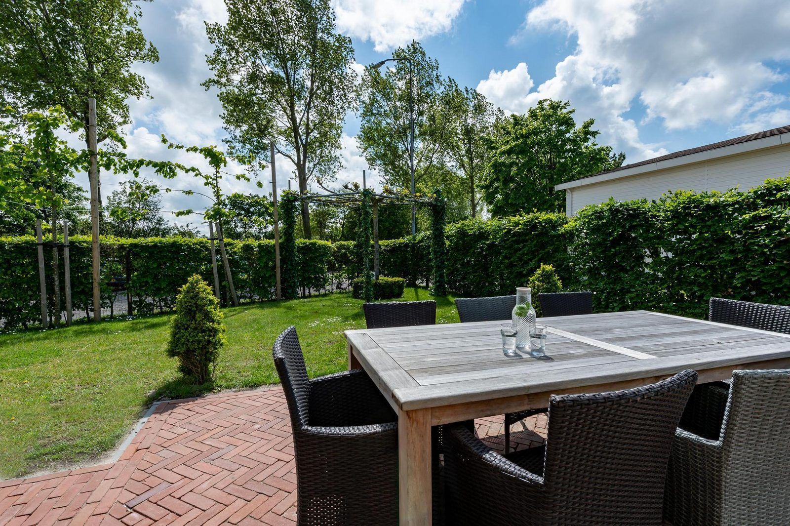 Tisch im Freien auf der Terrasse von VZ1171 Freistehendes Ferienhaus in Kamperland, umgeben von Natur in Zeeland.