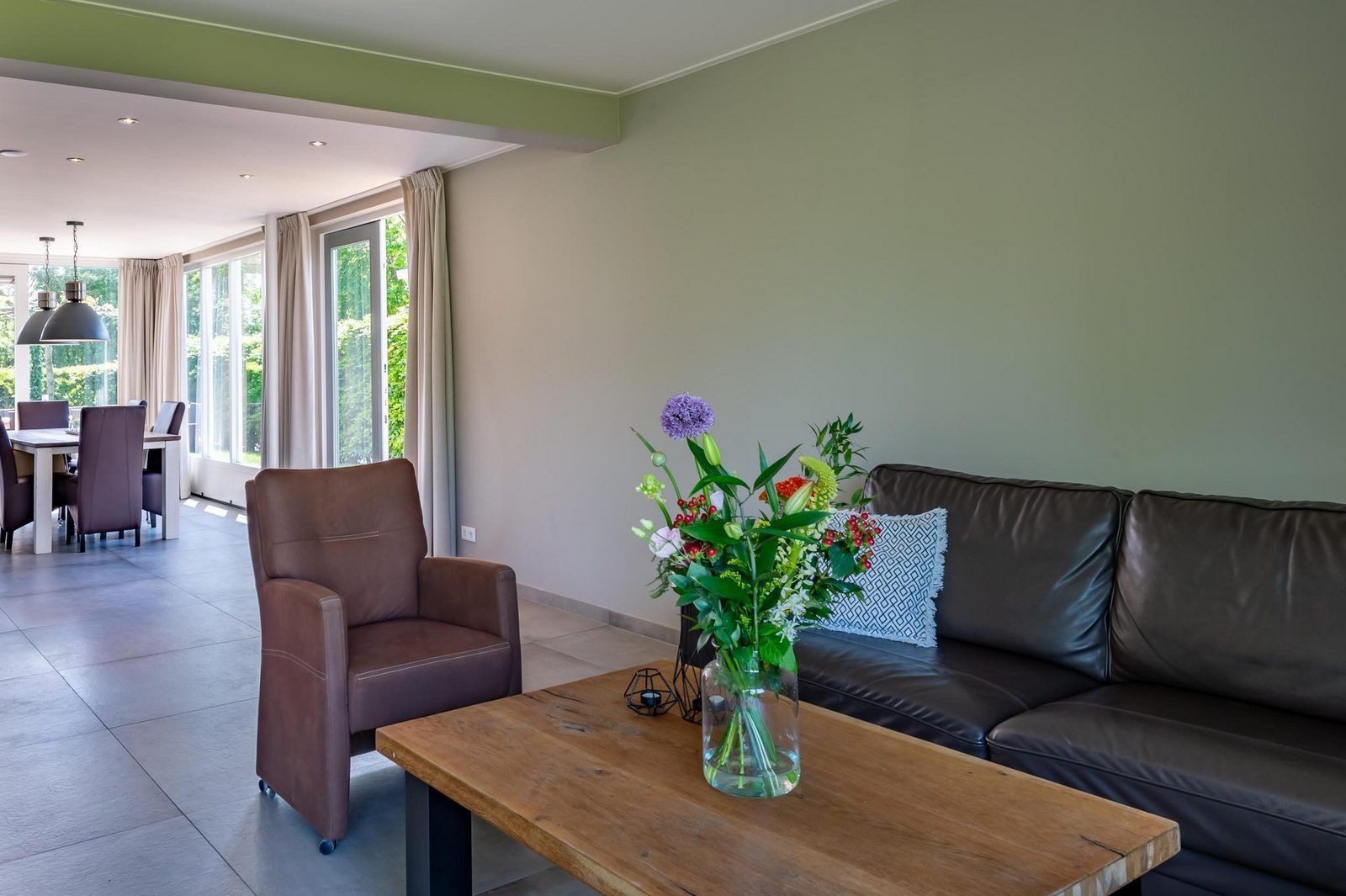 Stilvolles Wohnzimmer mit Ledersofa in VZ1171 Freistehendes Ferienhaus in Kamperland, Noord-Beveland, Zeeland.