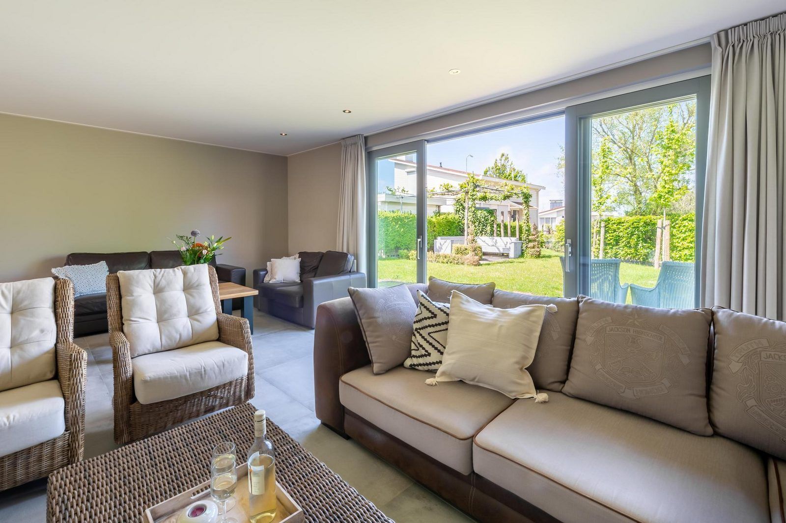 Geraeumiges und helles Wohnzimmer von VZ1171 Freistehendes Ferienhaus in Kamperland mit Blick auf den Garten in Zeeland.