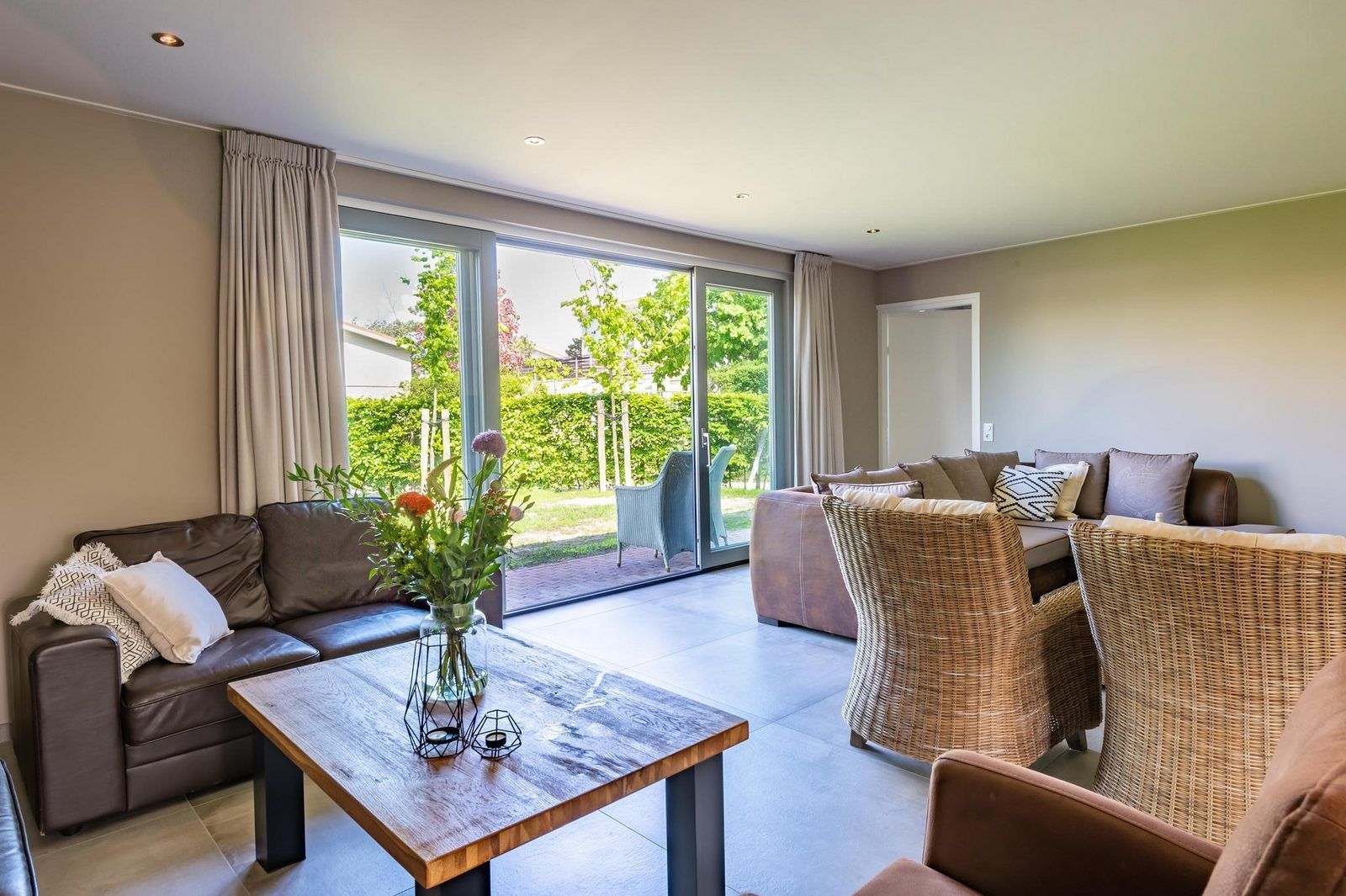 Modernes Wohnzimmer mit grossen Fenstern in VZ1171 Freistehendes Ferienhaus in Kamperland, Noord-Beveland, Zeeland.