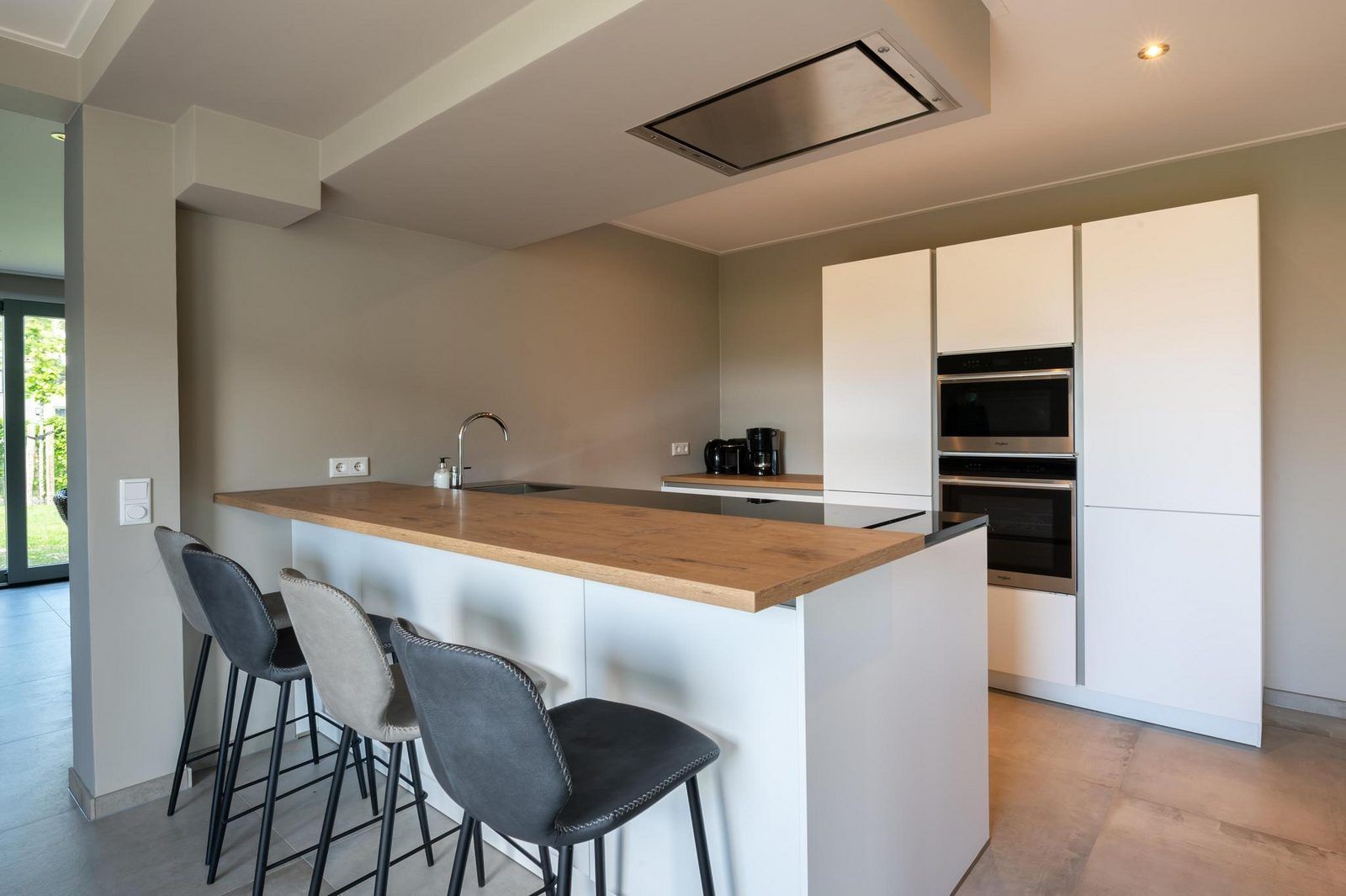 Moderne Kueche mit Bar in VZ1171 Freistehendes Ferienhaus in Kamperland, Noord-Beveland, Zeeland.