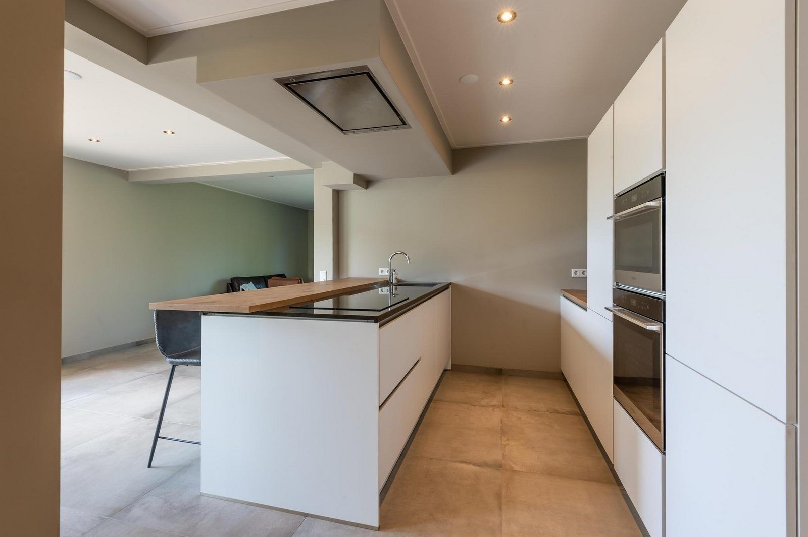 Kueche mit Einbaugeraeten in VZ1171 Freistehendes Ferienhaus in Kamperland, Noord-Beveland, Zeeland.