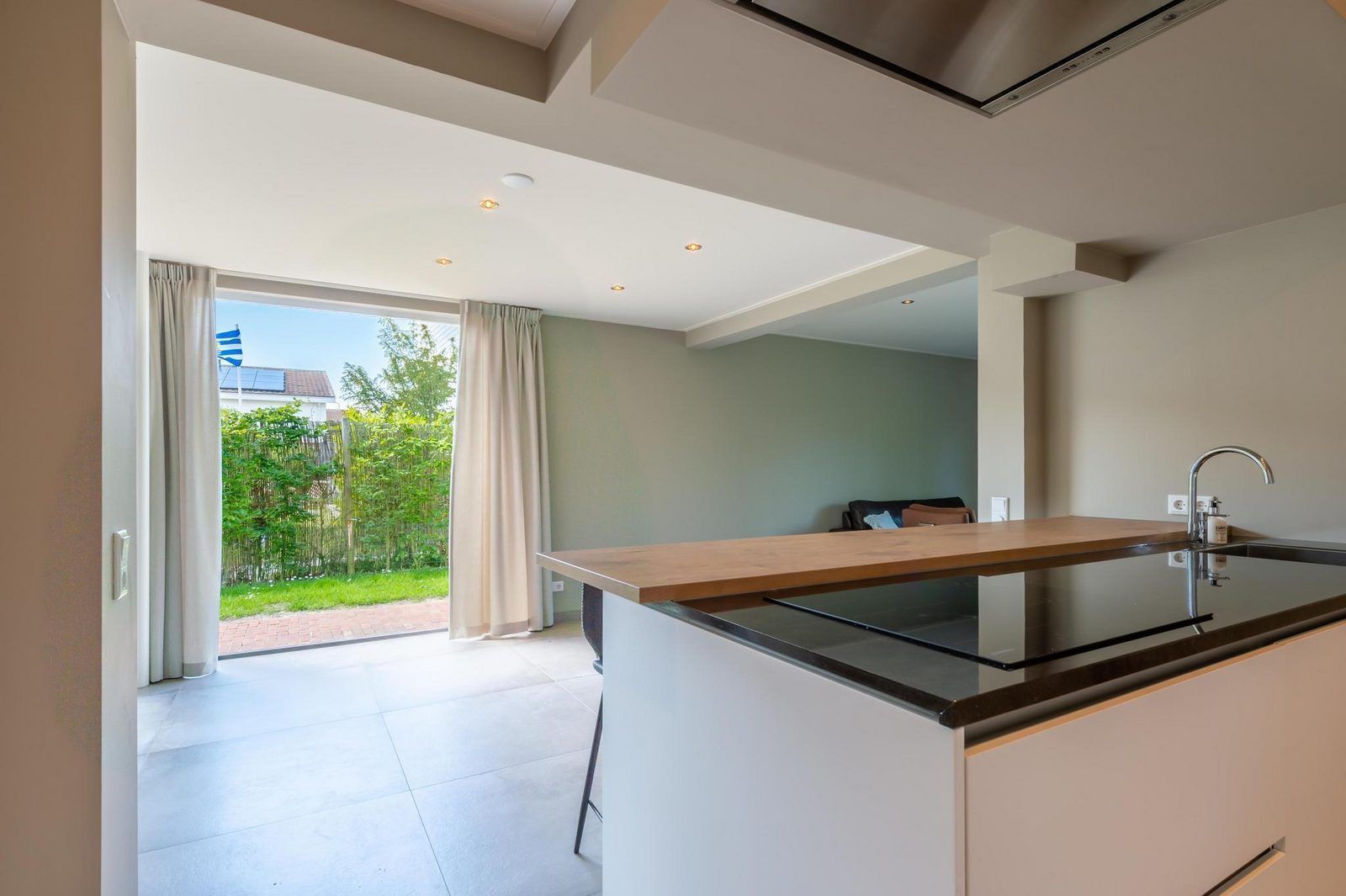 Kueche mit Blick auf den Garten in VZ1171 Freistehendes Ferienhaus in Kamperland, Noord-Beveland, Zeeland.