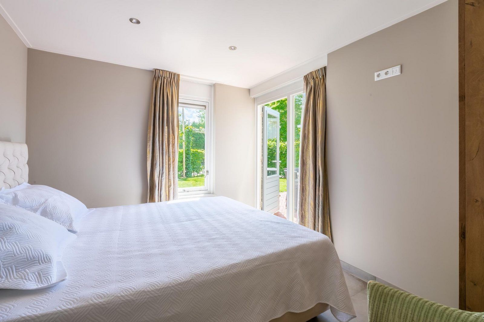 Schlafzimmer mit Gartenzugang in VZ1171 Freistehendes Ferienhaus in Kamperland, Noord-Beveland, Zeeland.