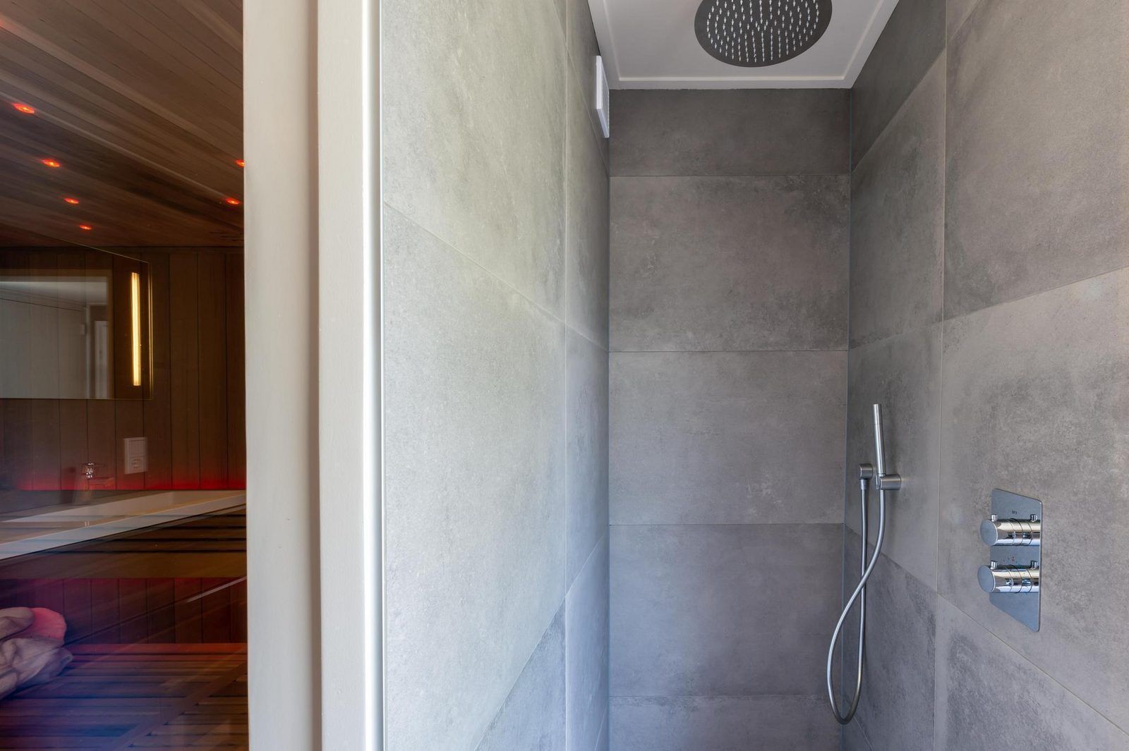 Moderne Dusche neben der Sauna in VZ1171 Freistehendes Ferienhaus in Kamperland, Noord-Beveland, Zeeland.