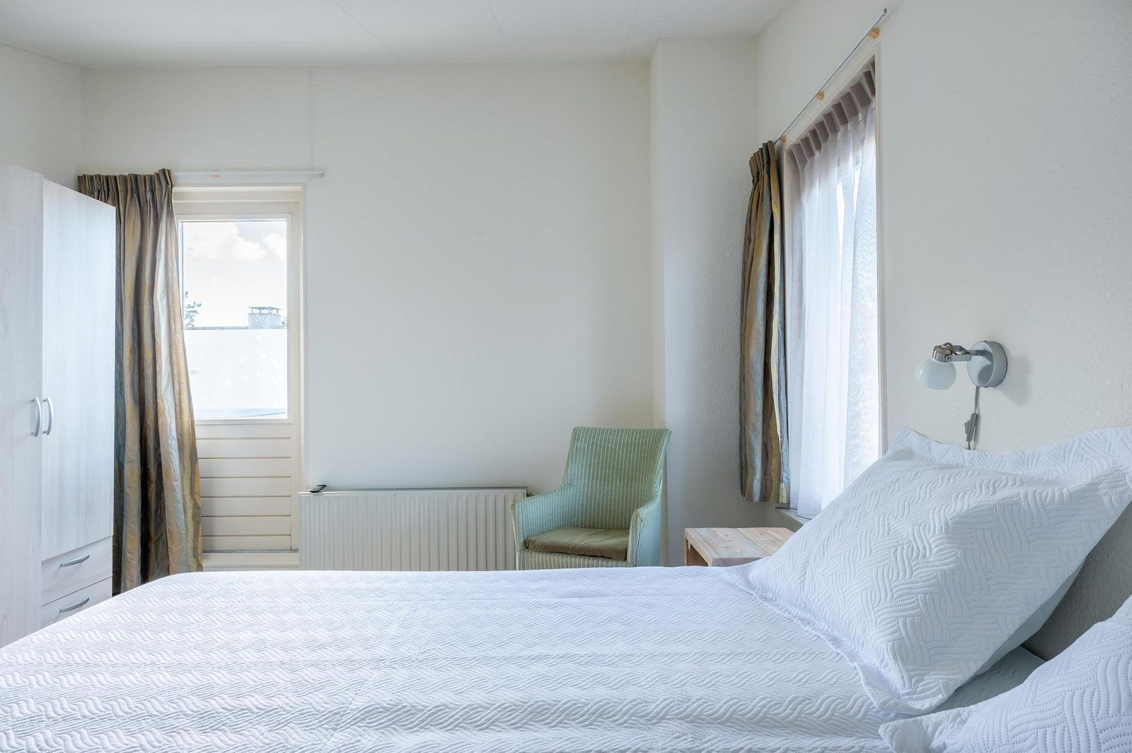 Helles Schlafzimmer mit Aussicht in VZ1171 Freistehendes Ferienhaus in Kamperland, Noord-Beveland, Zeeland.