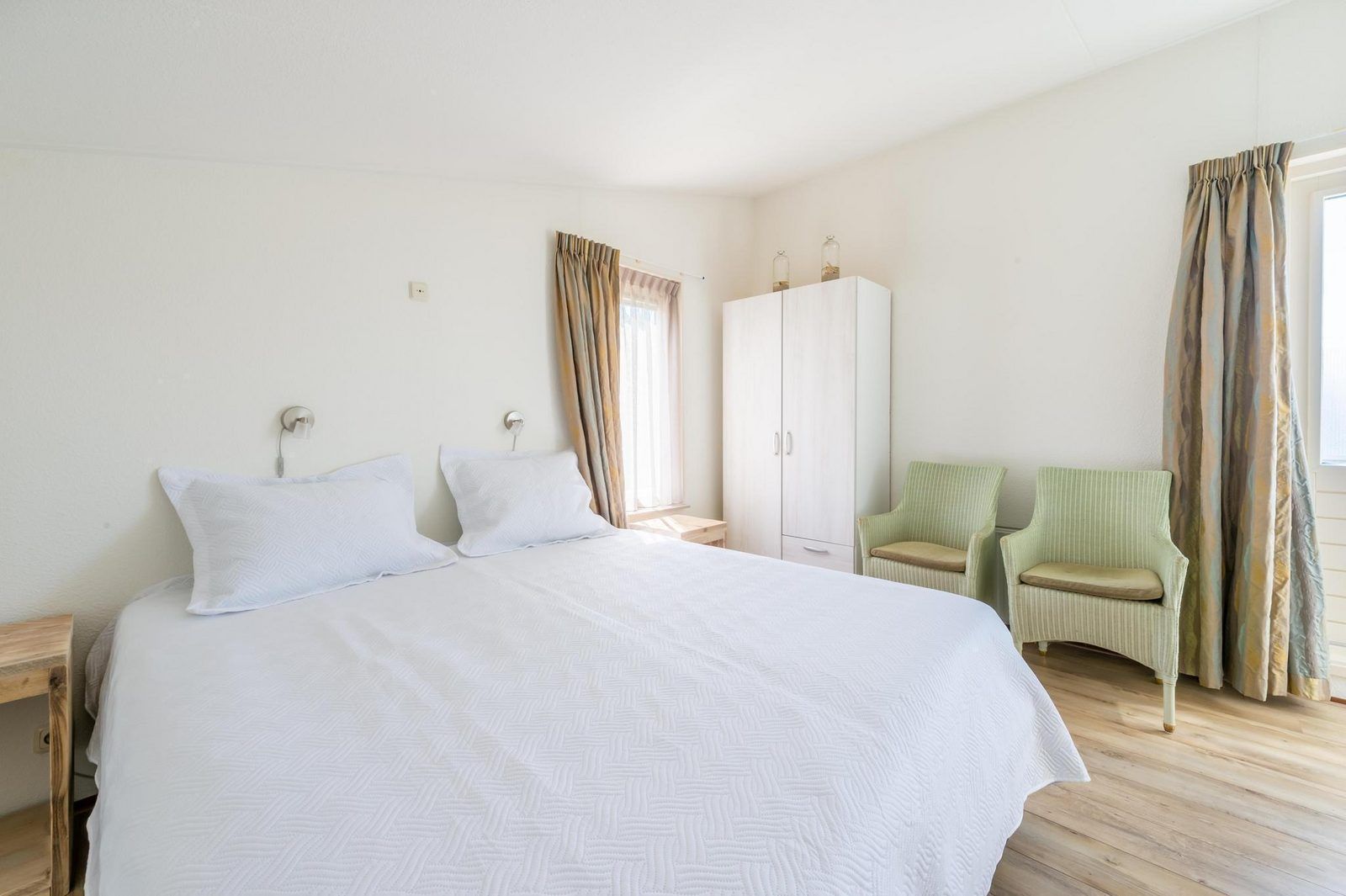 Geraeumiges Schlafzimmer mit Sitzecke in VZ1171 Freistehendes Ferienhaus in Kamperland, Noord-Beveland, Zeeland.