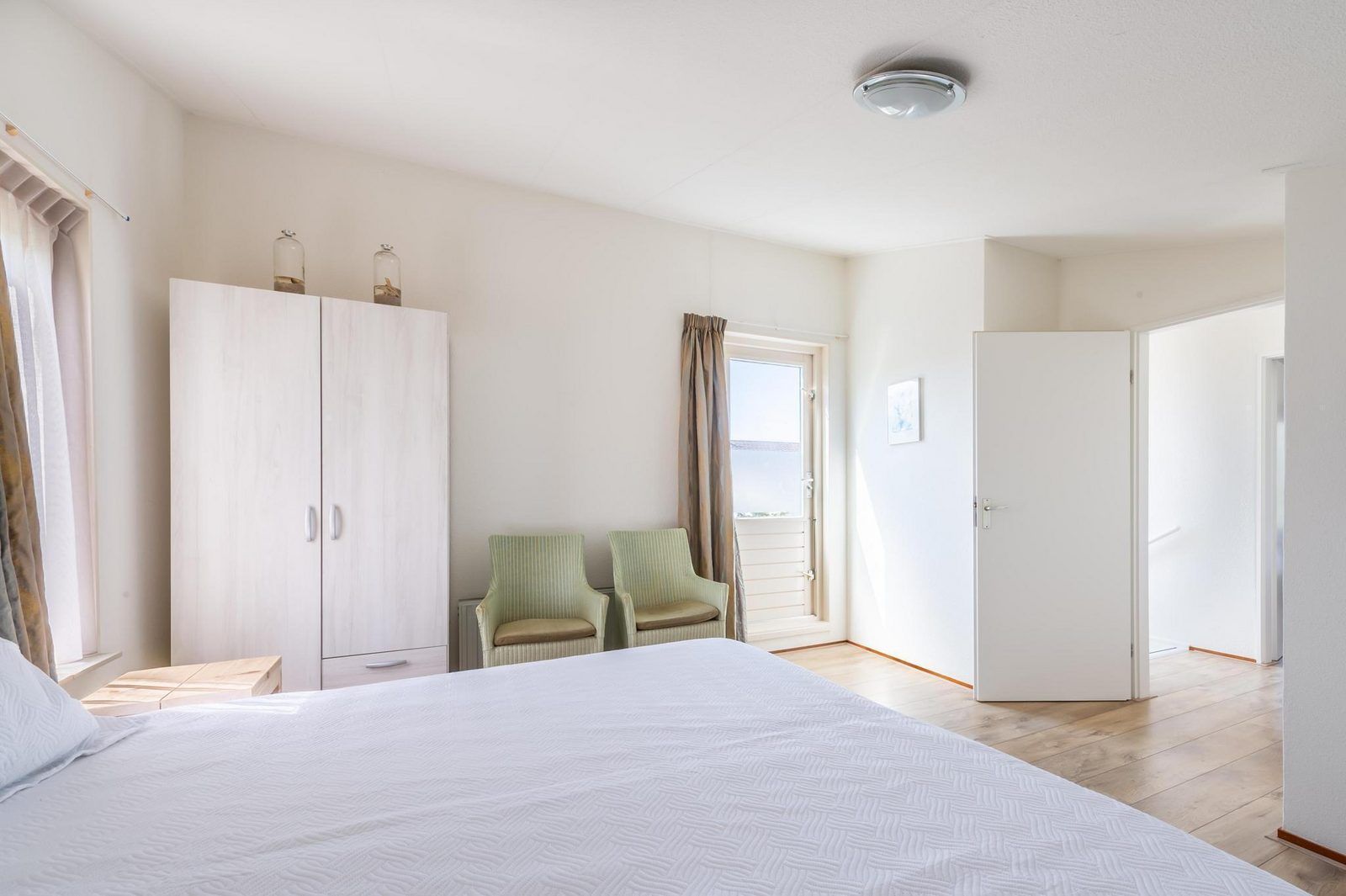 Grosses Schlafzimmer mit viel Licht in VZ1171 Freistehendes Ferienhaus in Kamperland, Noord-Beveland, Zeeland.