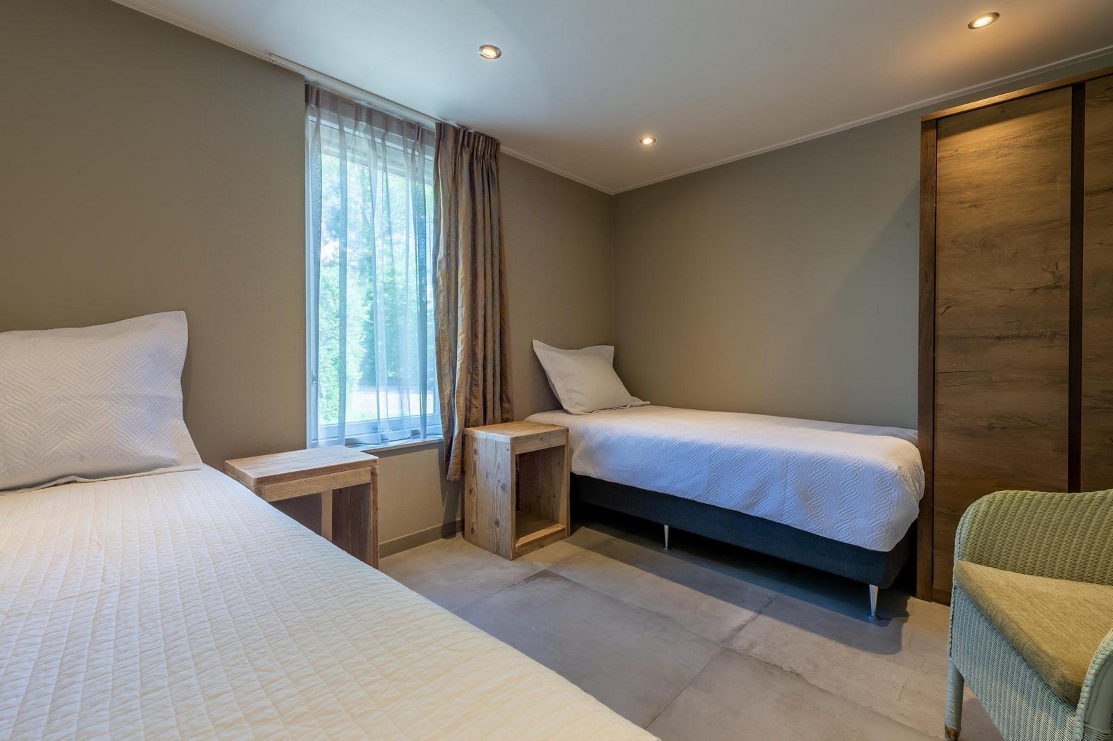 Schlafzimmer mit zwei Einzelbetten in VZ1171 Freistehendes Ferienhaus in Kamperland, Noord-Beveland, Zeeland.