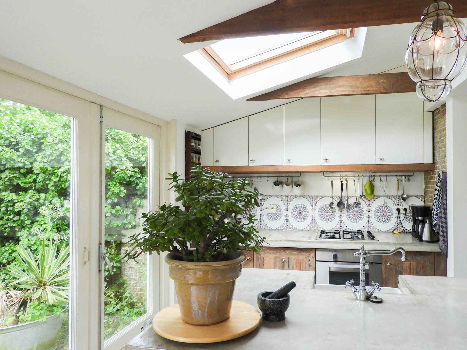 Moderne Kueche in VZ184 Ferienhaus Kamperland mit Blick auf den Garten in Zeeland.