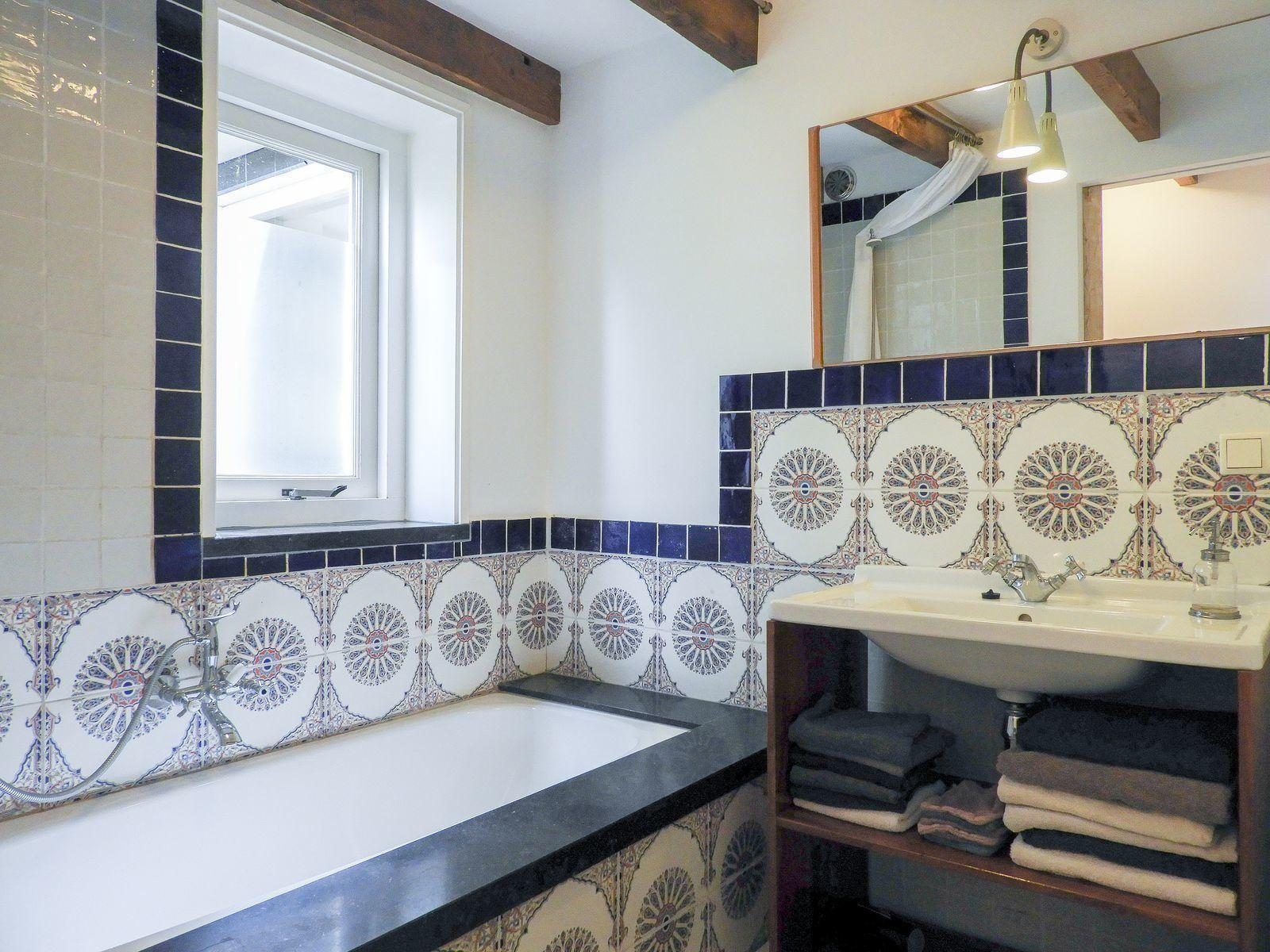 Luxurioeses Badezimmer mit Badewanne in VZ184 Ferienhaus Kamperland, Noord-Beveland, Zeeland.