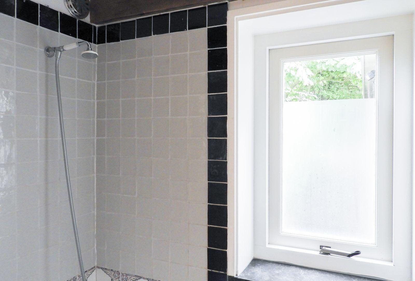 Dusche mit Fenster in VZ184 Ferienhaus Kamperland, Noord-Beveland, Zeeland.