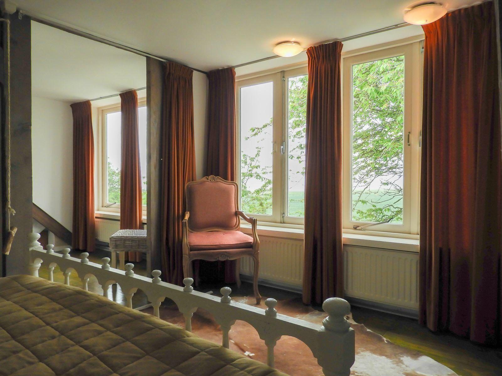 Schlafzimmer mit grossen Fenstern in VZ184 Ferienhaus Kamperland, Zeeland.