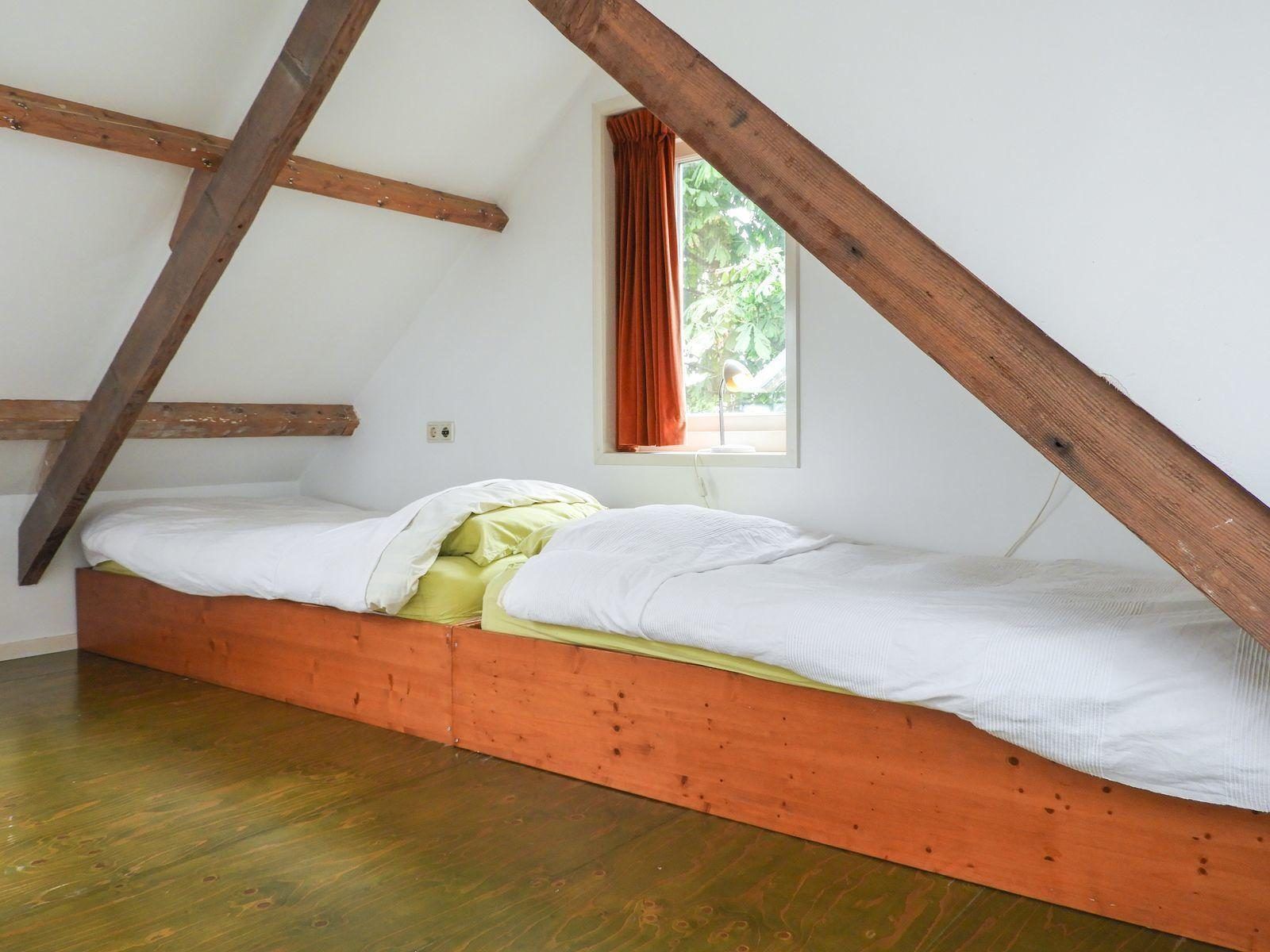 Mansardenzimmer mit zwei Betten in VZ184 Ferienhaus Kamperland, Noord-Beveland, Zeeland.
