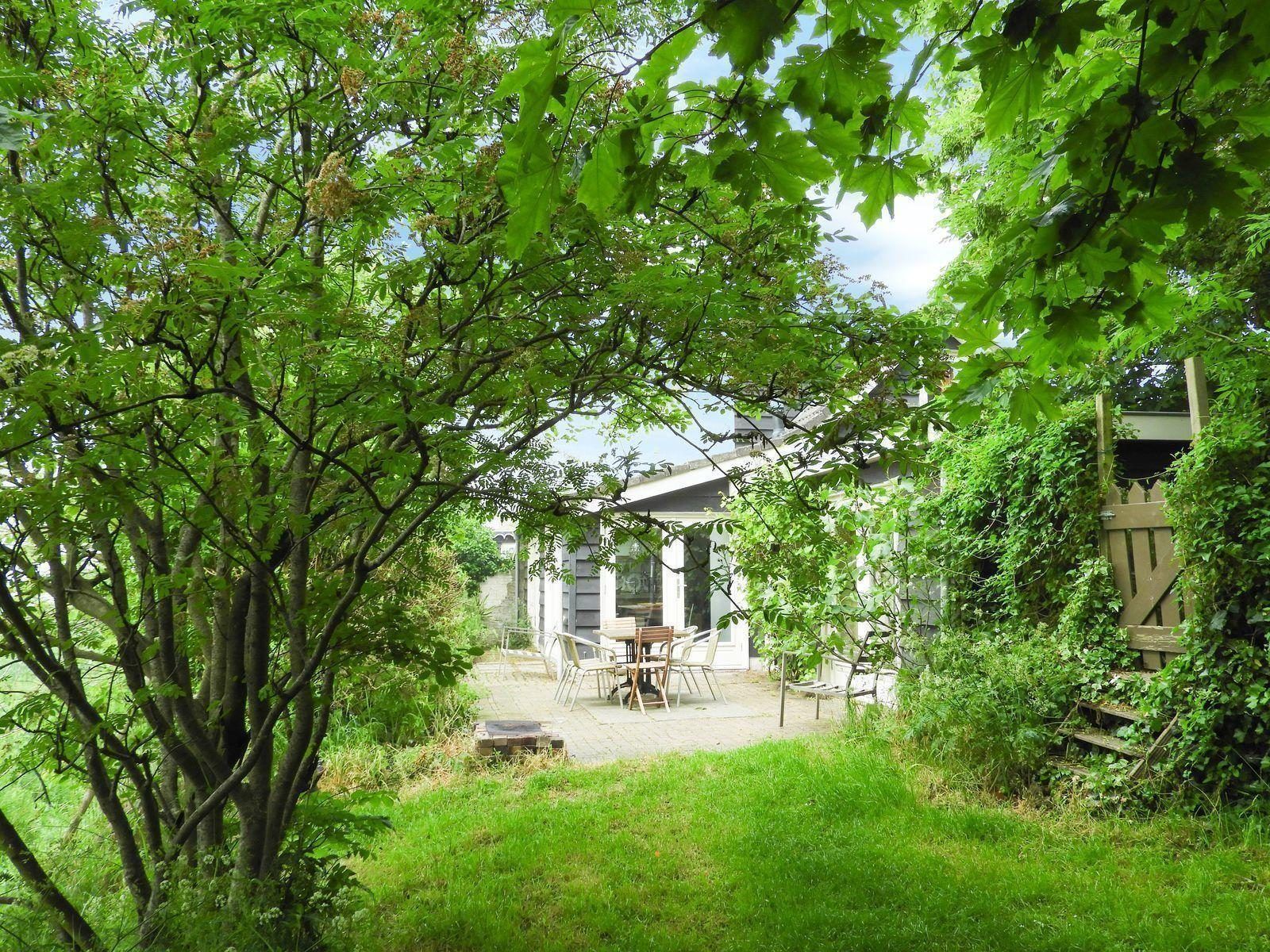 Garten mit Terrasse in VZ184 Ferienhaus Kamperland, Noord-Beveland, Zeeland.