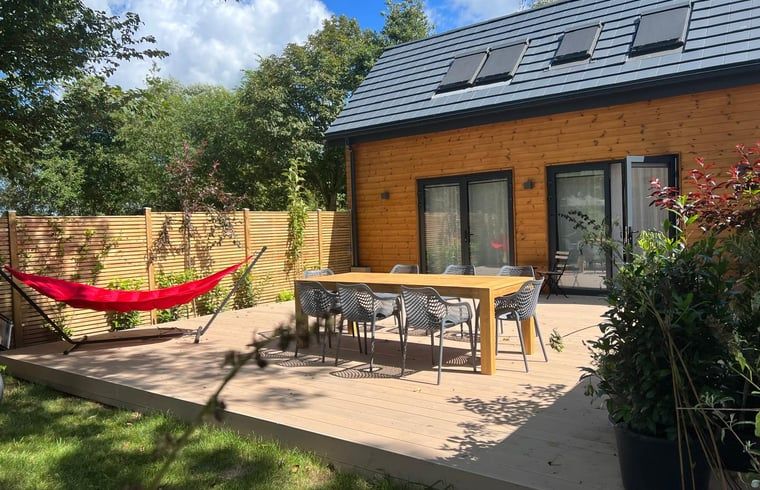 Geraeumige Terrasse am Ferienhaus in Kamperland, Nord-Beveland, ideal fuer Mahlzeiten im Freien und Entspannung.