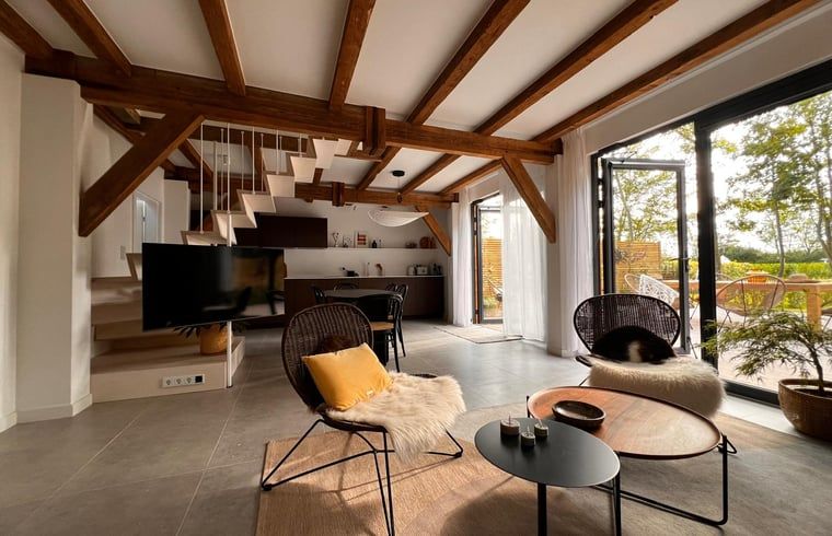 Gemuetliches Wohnzimmer mit Holzbalken im Ferienhaus in Kamperland, einem einladenden Ort in Nord-Beveland.