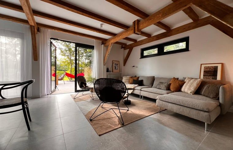 Gemuetliche Sitzecke im Ferienhaus in Kamperland, perfekt fuer Entspannung in Noord-Beveland, Zeeland.