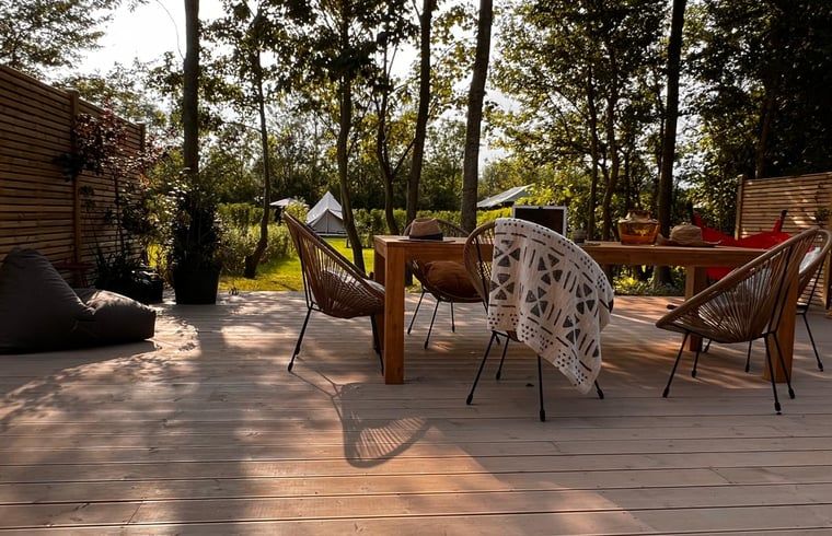 Schattige Terrasse im Ferienhaus in Kamperland, ideal zum Entspannen in der Natur von Nord-Beveland.