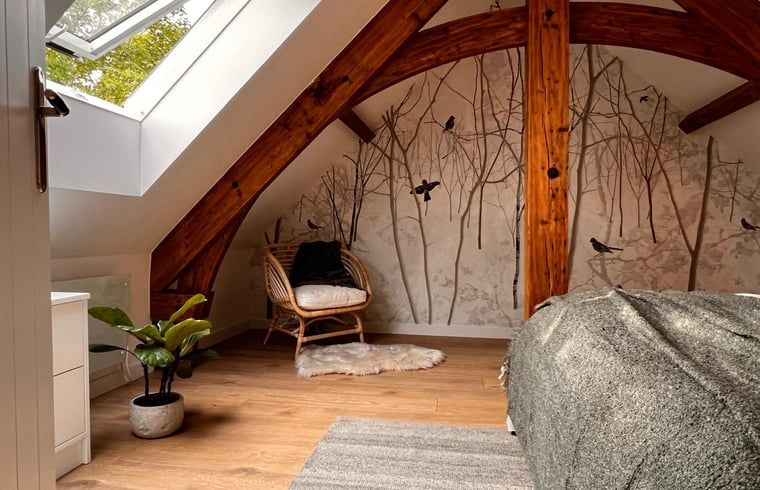 Attraktives Schlafzimmer mit Holzdetails in einem Ferienhaus in Kamperland, Noord-Beveland, Zeeland.