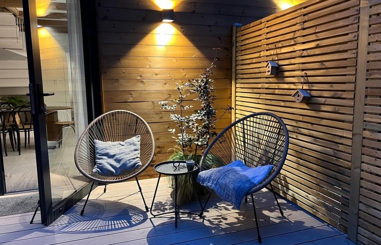 Gemuetliche, beleuchtete Terrasse im Ferienhaus in Kamperland, Nord-Beveland, ideal fuer abendliche Entspannung.