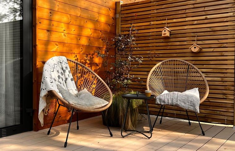 Sonnige Terrasse mit bequemen Stuehlen im Ferienhaus in Kamperland, Noord-Beveland, Zeeland.