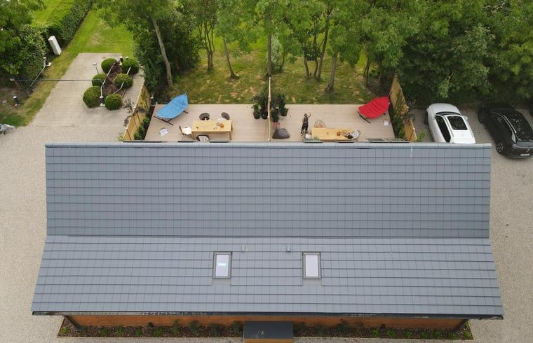 Dachansicht des Ferienhauses in Kamperland, zeigt die grosse Terrasse in Noord-Beveland, Zeeland.