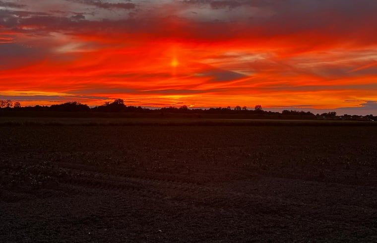Atemberaubender Sonnenuntergang in der Naehe des Ferienhauses in Kamperland, perfekt fuer romantische Abende in Nord-Beveland.