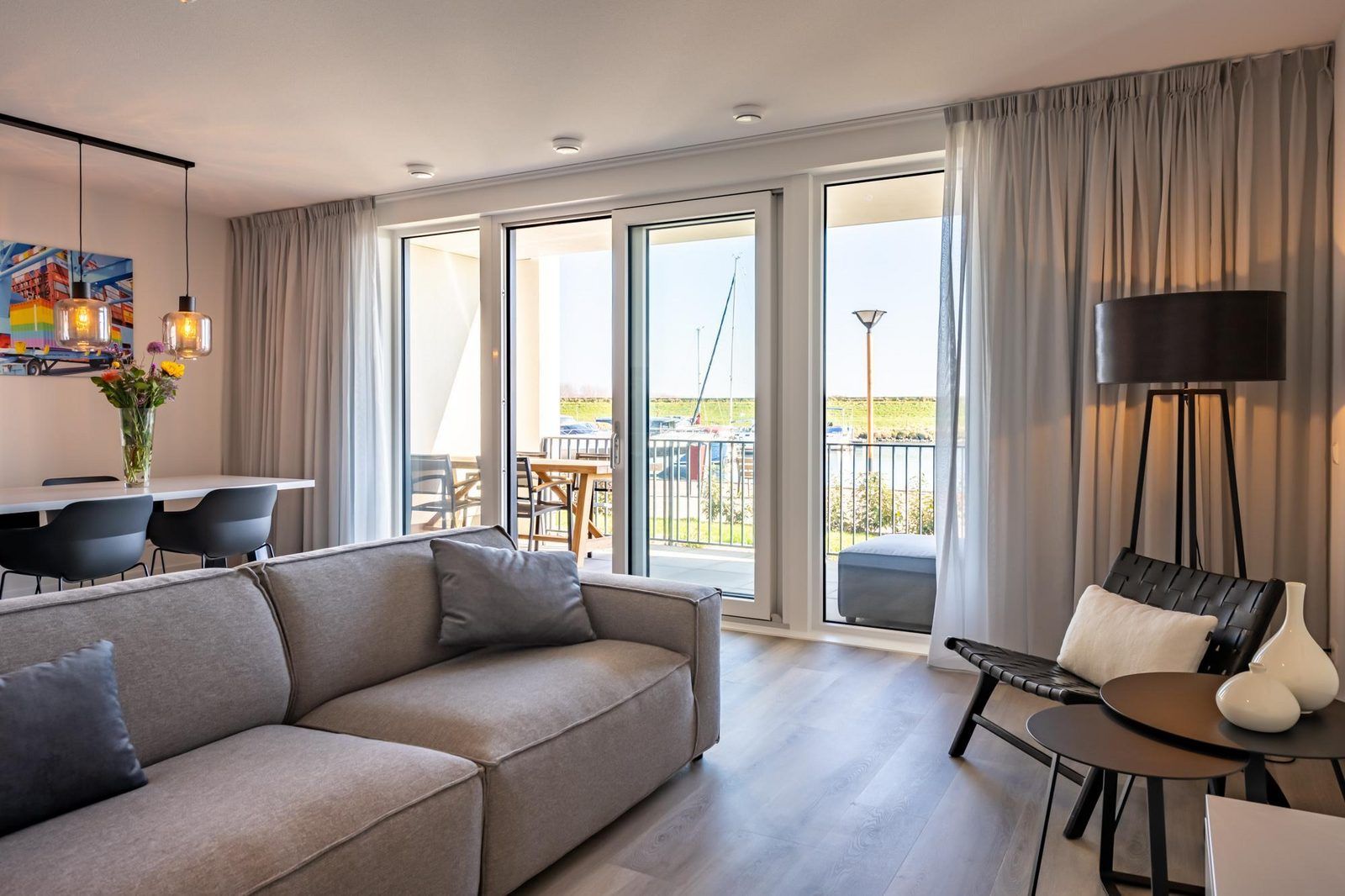 Lichte woonkamer in Harbour Loft 1E, Kamperland, met uitzicht op de jachthaven.