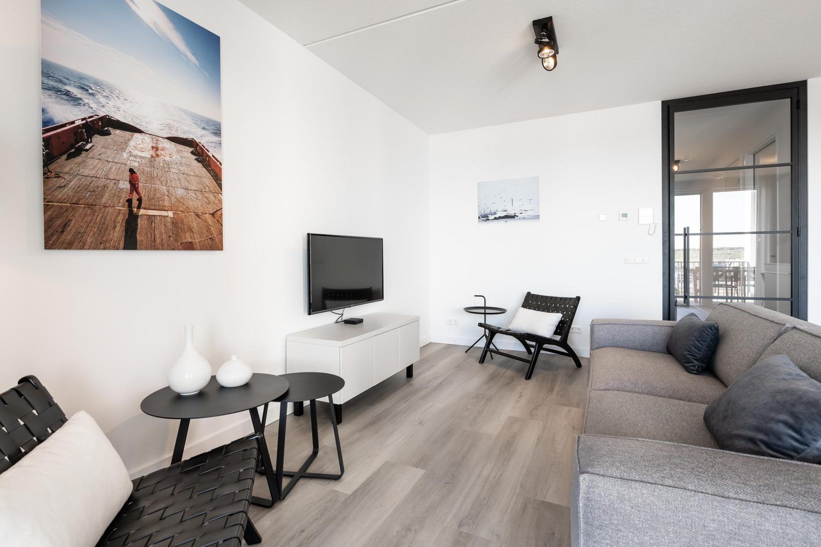 Gezellige binnenruimte in Harbour Loft 1E, Residence Marina, met comfortabele meubels.