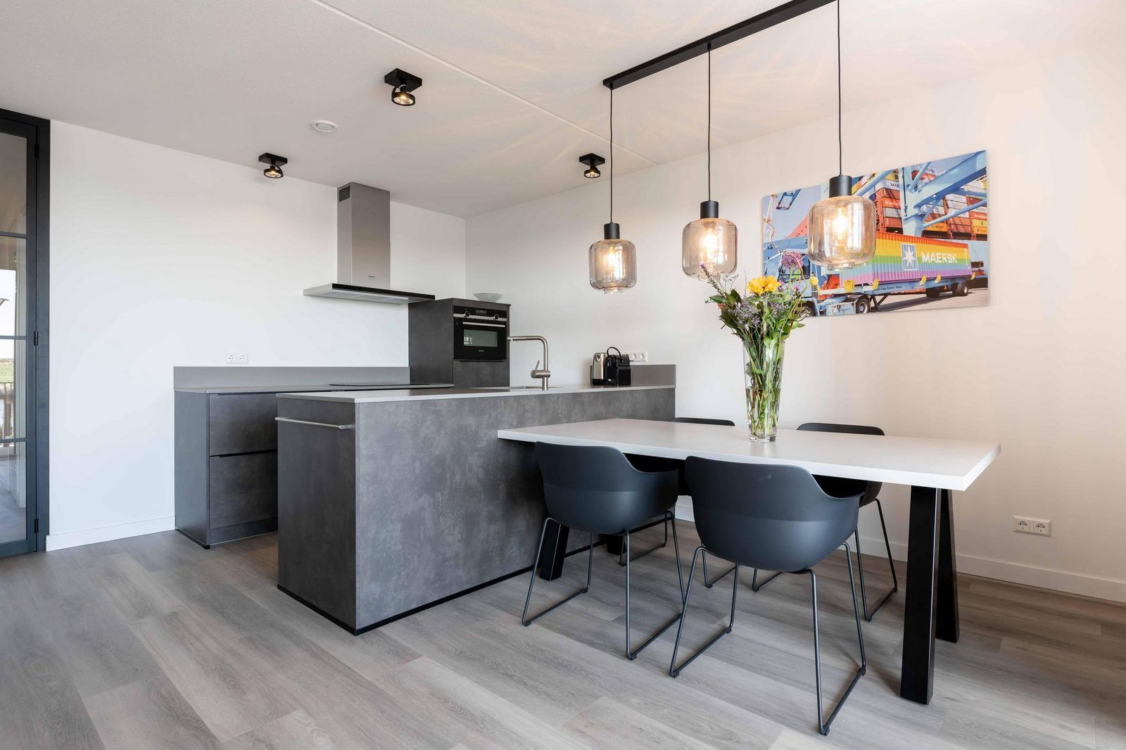 Stijlvolle keuken in Harbour Loft 1E, Kamperland, met eettafel en moderne verlichting.