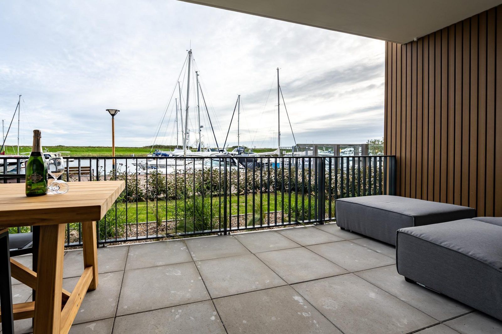 Ruim terras van Harbour Loft 1E, Kamperland, met uitzicht op de jachthaven en natuur.