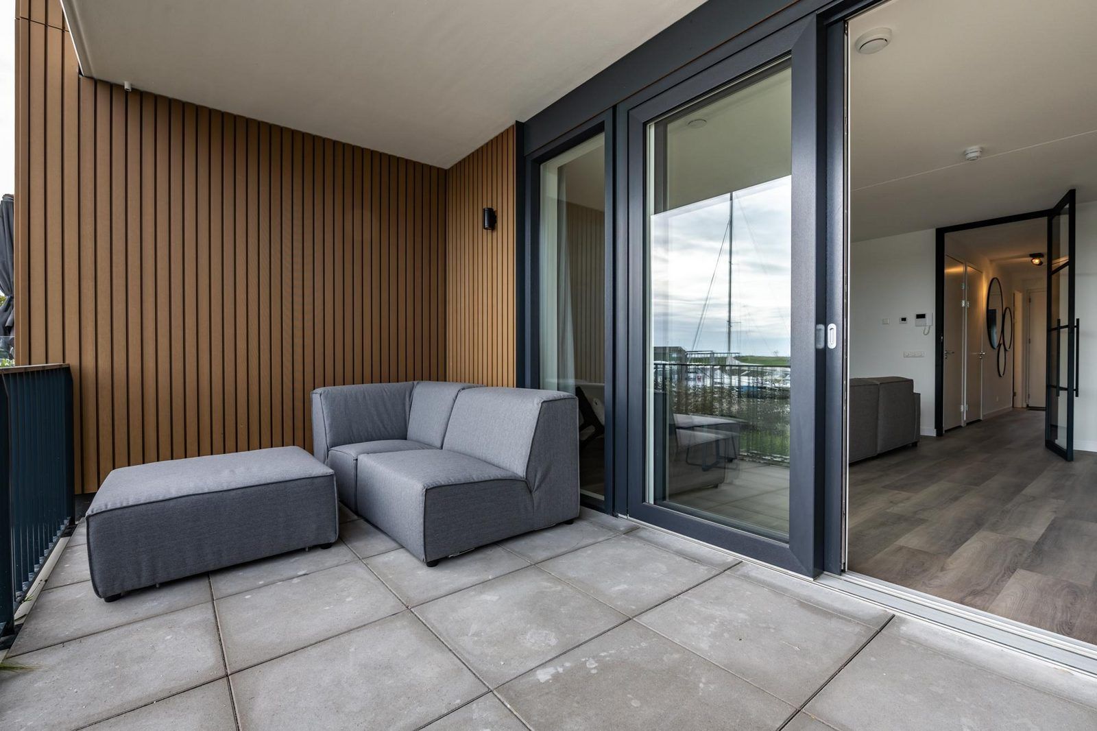 Gezellig balkon in Harbour Loft 1E, Noord-Beveland, met comfortabele zitplaatsen.