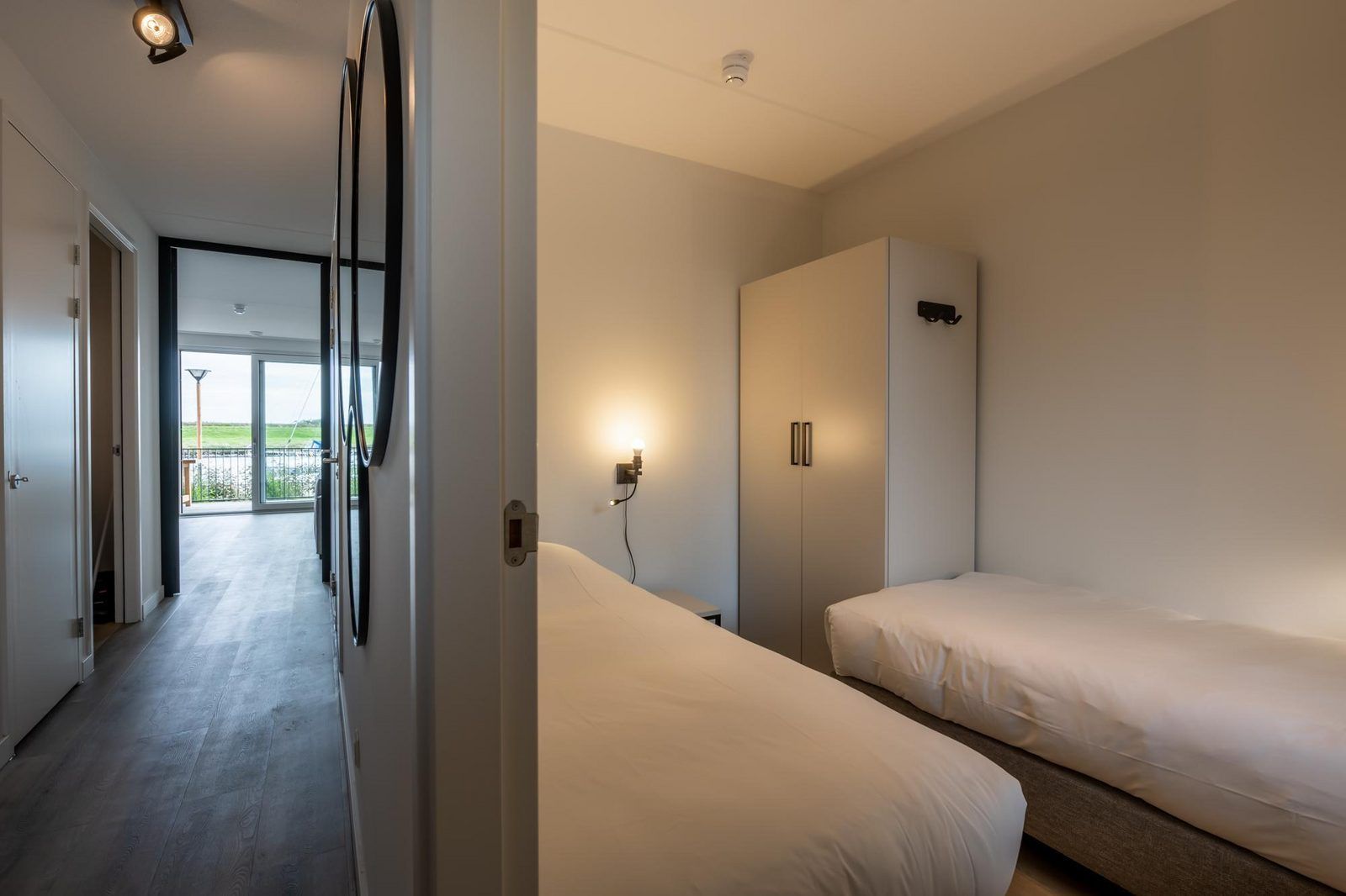 Slaapkamer met twee bedden in Harbour Loft 1E, Residence Marina, Kamperland.