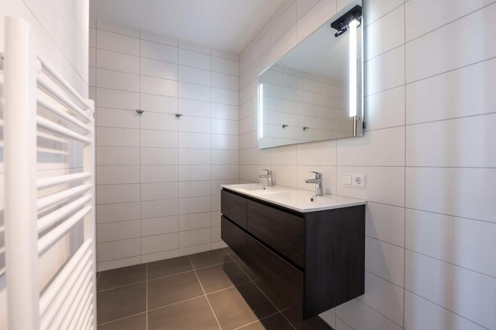 Moderne badkamer in Harbour Loft 1E, Noord-Beveland, met dubbele wastafel.