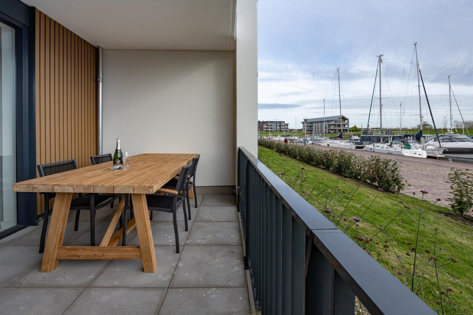 Ruim balkon in Harbour Loft 1E, Noord-Beveland, met uitzicht op de jachthaven.