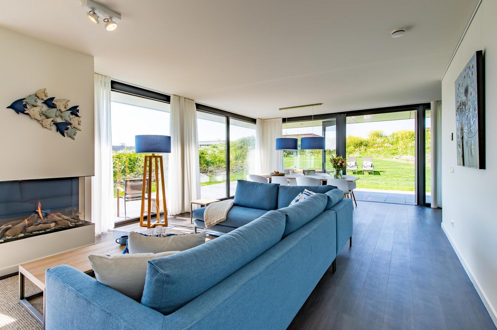 Modernes Wohnzimmer von Duinvallei 09, Ferienhaus in De Groote Duynen, Kamperland, mit Kamin und Gartenblick.