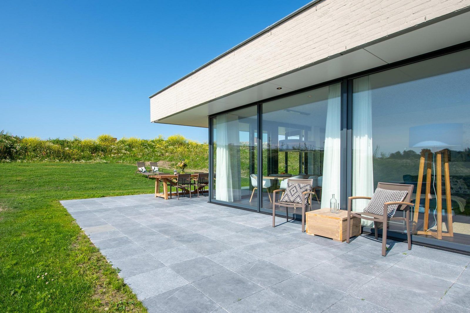 Essecke in Duinvallei 09, Ferienhaus in Kamperland, Noord-Beveland, mit Zugang zur Terrasse und der umliegenden Natur.