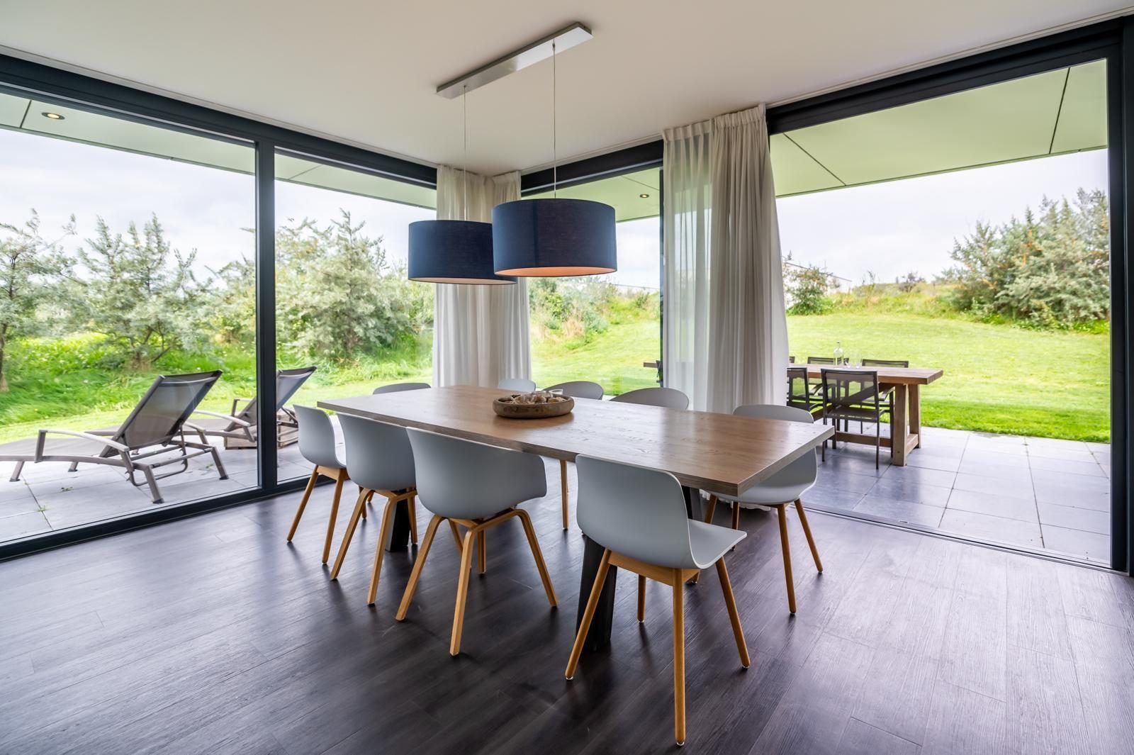 Geraeumige Terrasse von Duinvallei 09, Ferienhaus in De Groote Duynen, Kamperland, mit bequemen Sitzgelegenheiten und Blick ins Gruene.