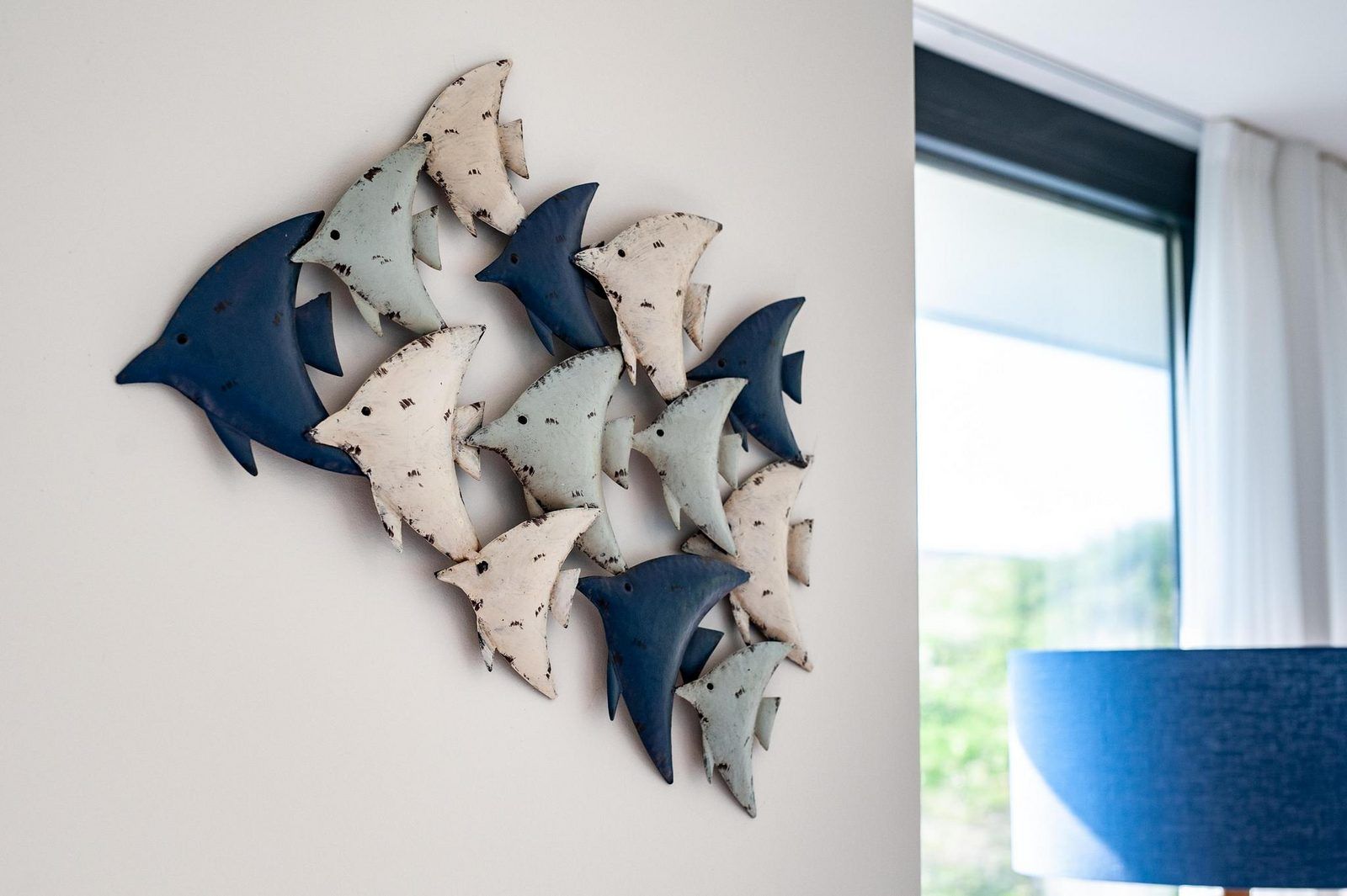 Stilvolle Dekoration in Duinvallei 09, Ferienhaus in De Groote Duynen, Kamperland, mit fischfoermigen Wandbildern.