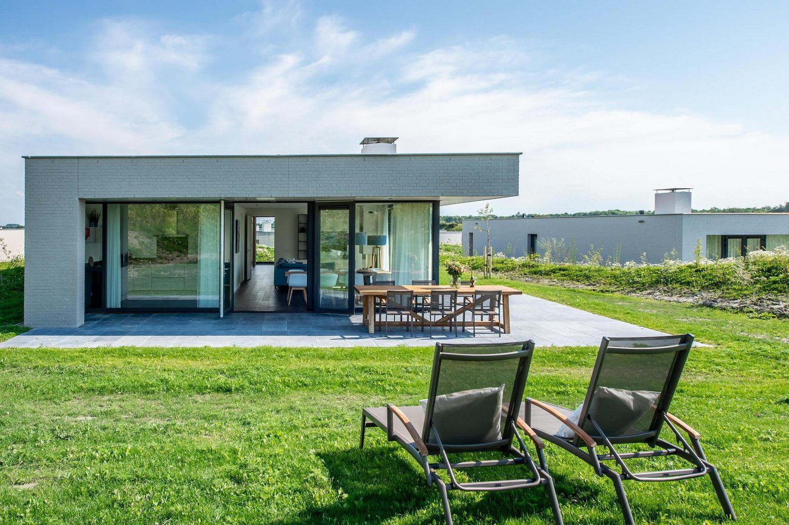 Terrasse von Duinvallei 09, Ferienhaus in De Groote Duynen, Kamperland, mit Liegestuehlen und schoener Aussicht.
