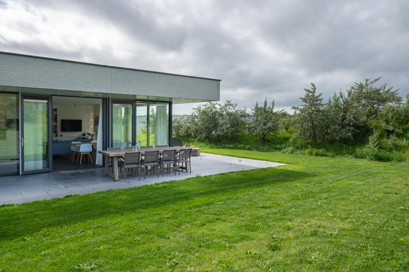 Natuerliche Umgebung von Duinvallei 09, Ferienhaus in Kamperland, Zeeland, mit schottischem Highlander im Schnee.