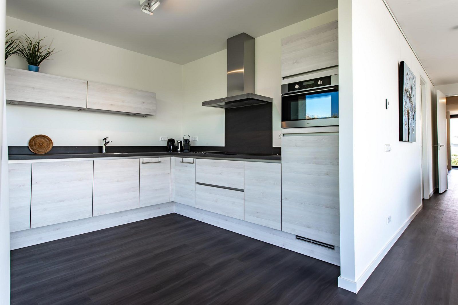 Moderne Kueche in Duinvallei 09, Ferienhaus in Kamperland, Noord-Beveland, mit schlichter Verarbeitung und Geraeten.