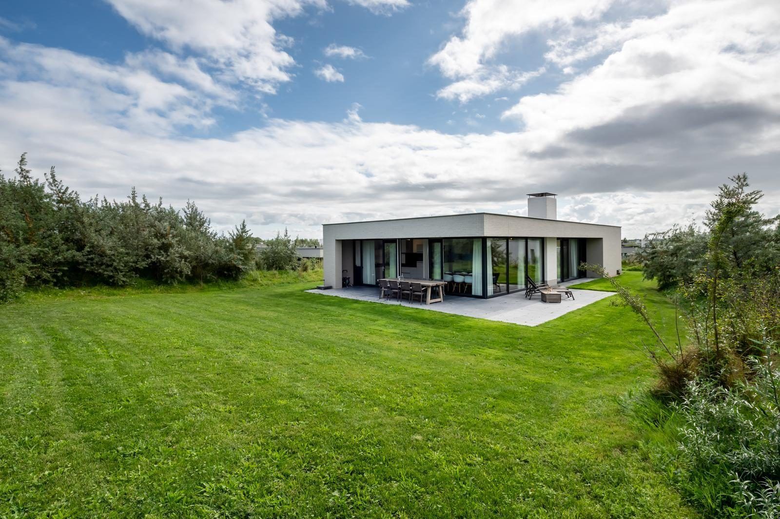 Aussenansicht von Duinvallei 09, Ferienhaus in De Groote Duynen, Kamperland, mit grossem Garten und moderner Architektur.
