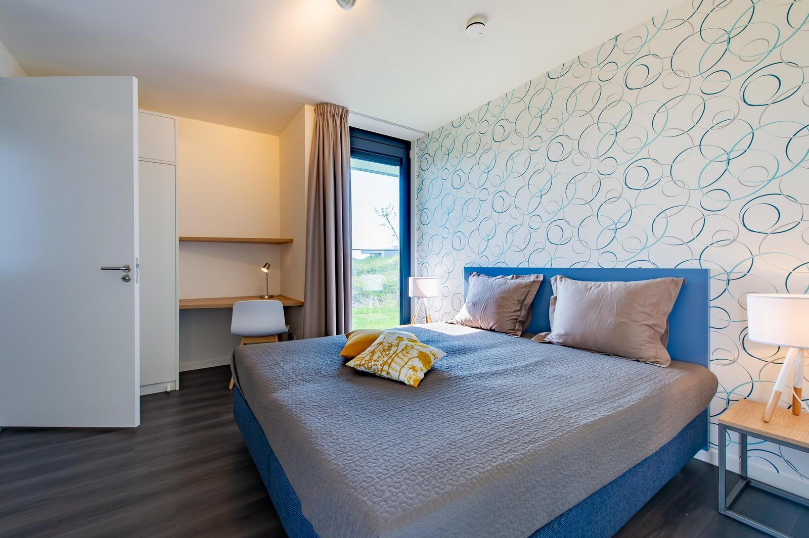 Moderne Kueche von Duinvallei 09, Ferienhaus in De Groote Duynen, Kamperland, mit eleganten Moebeln und Geraeten.