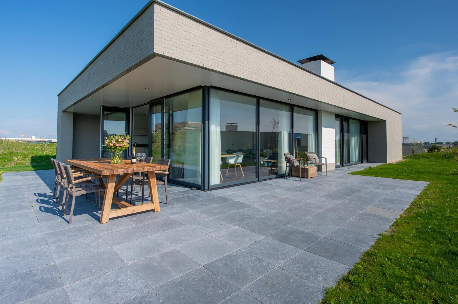 Gemuetliches Schlafzimmer in Duinvallei 09, Ferienhaus in De Groote Duynen, Kamperland, mit Doppelbett und Arbeitsecke.