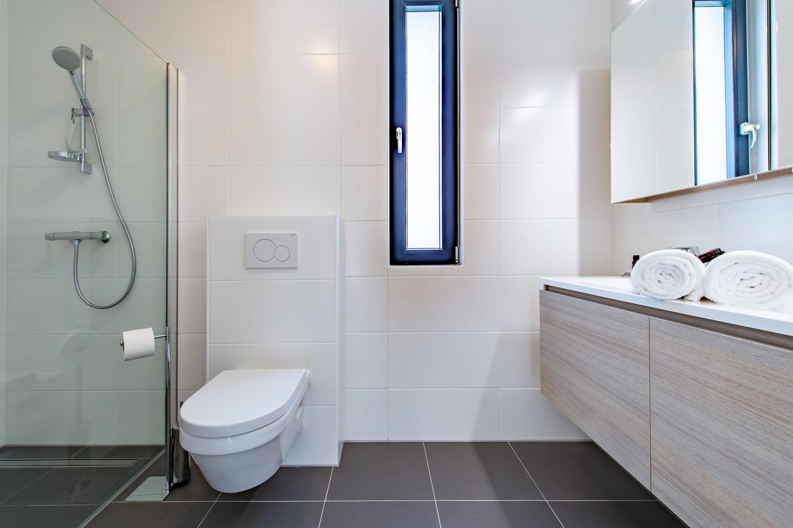 Stilvolles Badezimmer in Duinvallei 09, Ferienhaus in Kamperland, Zeeland, mit moderner Dusche und Waschbecken.